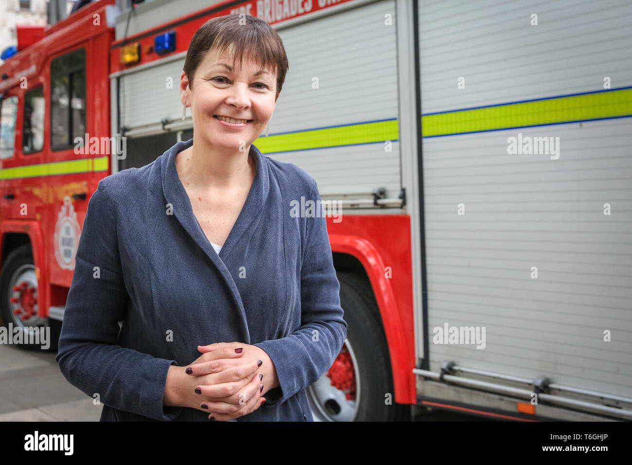 Londra, UK, 1 maggio 2019. Caroline Lucas, leader del Partito Verde e MP per Brighton Pavillion, al rally. I manifestanti in piazza del Parlamento tifare per altoparlanti con cartelli, banner e poster. La manifestazione è organizzata dall'estinzione di ribellione contro il cambiamento climatico. Credito: Imageplotter/Alamy Live News Foto Stock