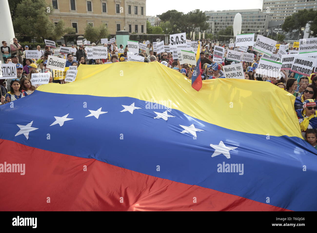 Madrid, Spagna. Il 1 maggio, 2019. Manifestanti hanno visto con un enorme bandiera durante la protesta.centinaia di esuli Venezuelana in Spagna sono concentrati nella Plaza de ColÃ³n in Madrid. Essi chiedono la fine del mandato di Nicolas Maduro in modo che Juan GuaidÃ³ può condurre il processo di elezioni libere e democratiche. Credito: Lito Lizana/SOPA Immagini/ZUMA filo/Alamy Live News Foto Stock