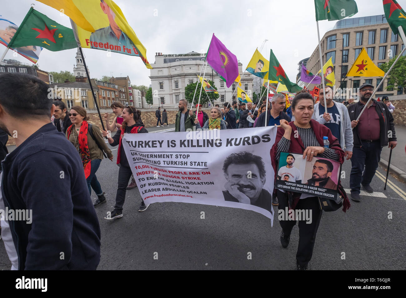 Londra, Regno Unito. 1SR può 2019. Un banner che invita il governo britannico a smettere di sostenere la Turchia perché essi stanno uccidendo i curdi. L annuale giorno di maggio marzo a Londra ha iniziato da Clerkenwell verde, come al solito la protesta è stata dominata da Londra la comunità di immigrati, in particolare turchi e curdi gruppi. Due persone che trasportano una trans-banner di esclusione sono state in seguito chiesto di lasciare il marzo. Peter Marshall / Alamy Live News Foto Stock