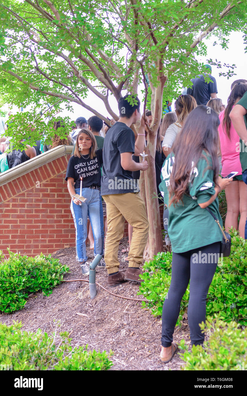 Charlotte, North Carolina, Stati Uniti d'America. 01 Maggio, 2019. Gli studenti, gli insegnanti ed i membri della comunità si riuniscono per tenere veglia di UNCC. Una massa ripresa avvenuta presso l'università il giorno precedente aggiungendo una nuova scuola per la lista di scuola tiri in America nel bel mezzo di una pistola di polemiche di controllo. Credito: Castello luce immagini/Alamy Live News Foto Stock