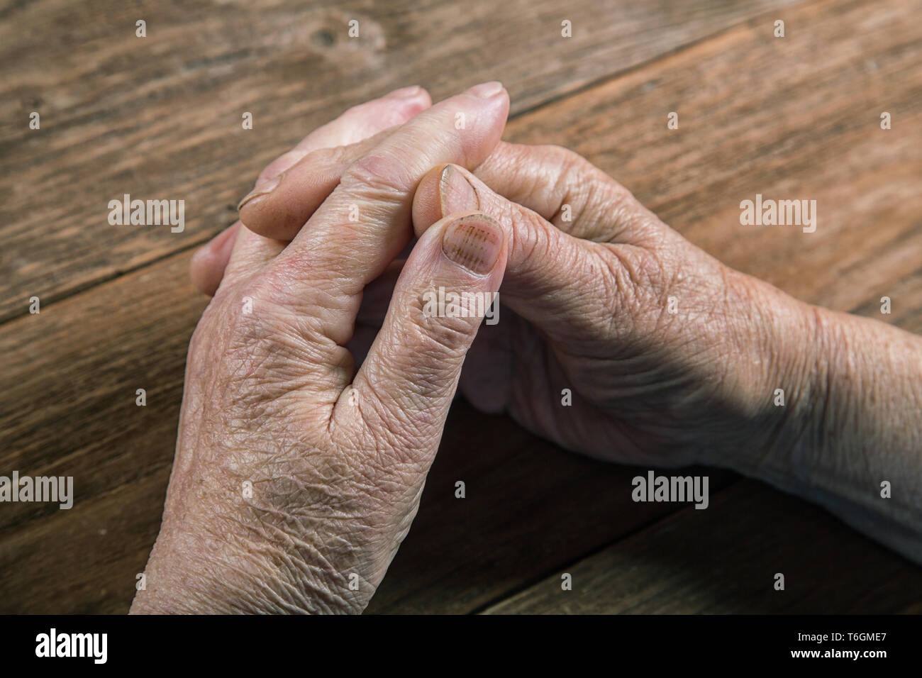 Vecchio mani femminili su un vintage tavolo rustico Foto Stock