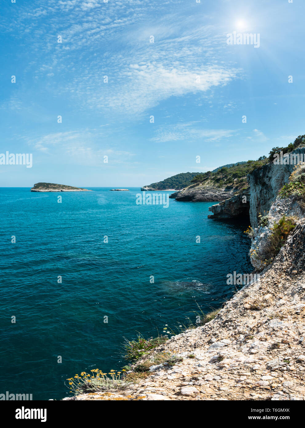 Sunshiny rocciosa costa del mare, Gargano in Puglia, Italia Foto Stock