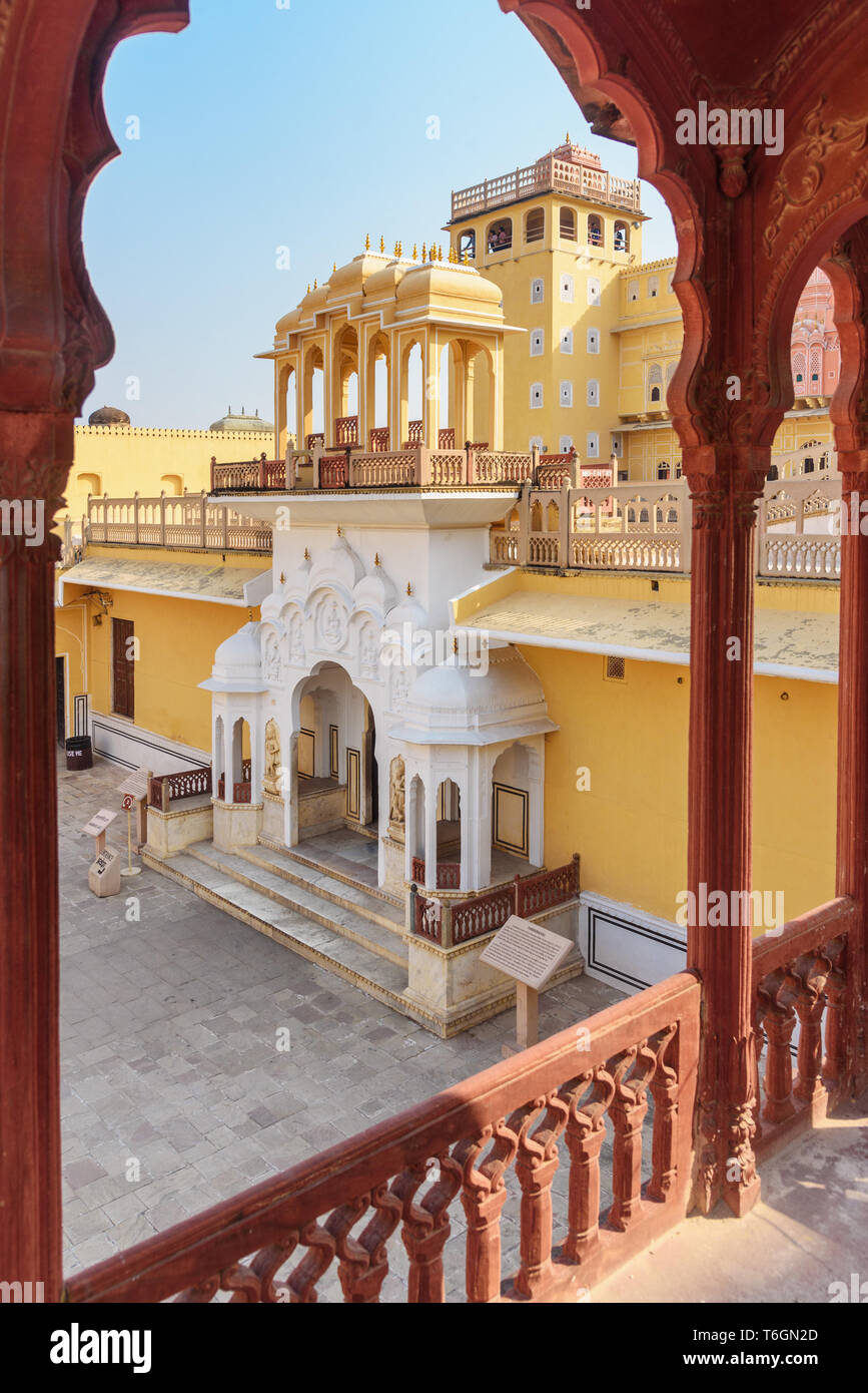 Cortile del Hawa Mahal Palace è il palazzo dei venti a Jaipur. Il Rajasthan. India Foto Stock