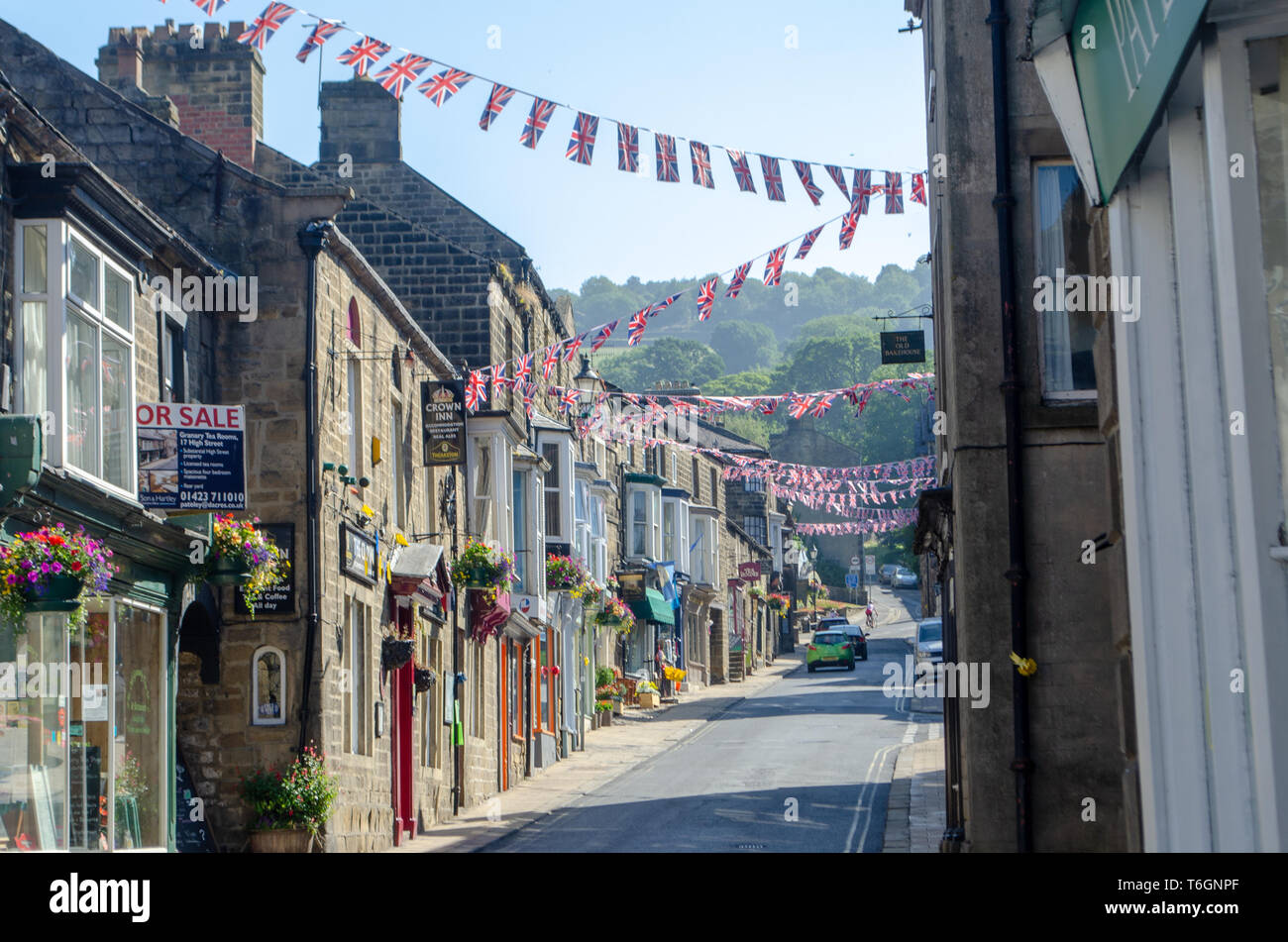 Guardando verso il basso strada ponte Pateley Yorkshire Dales Città Foto Stock