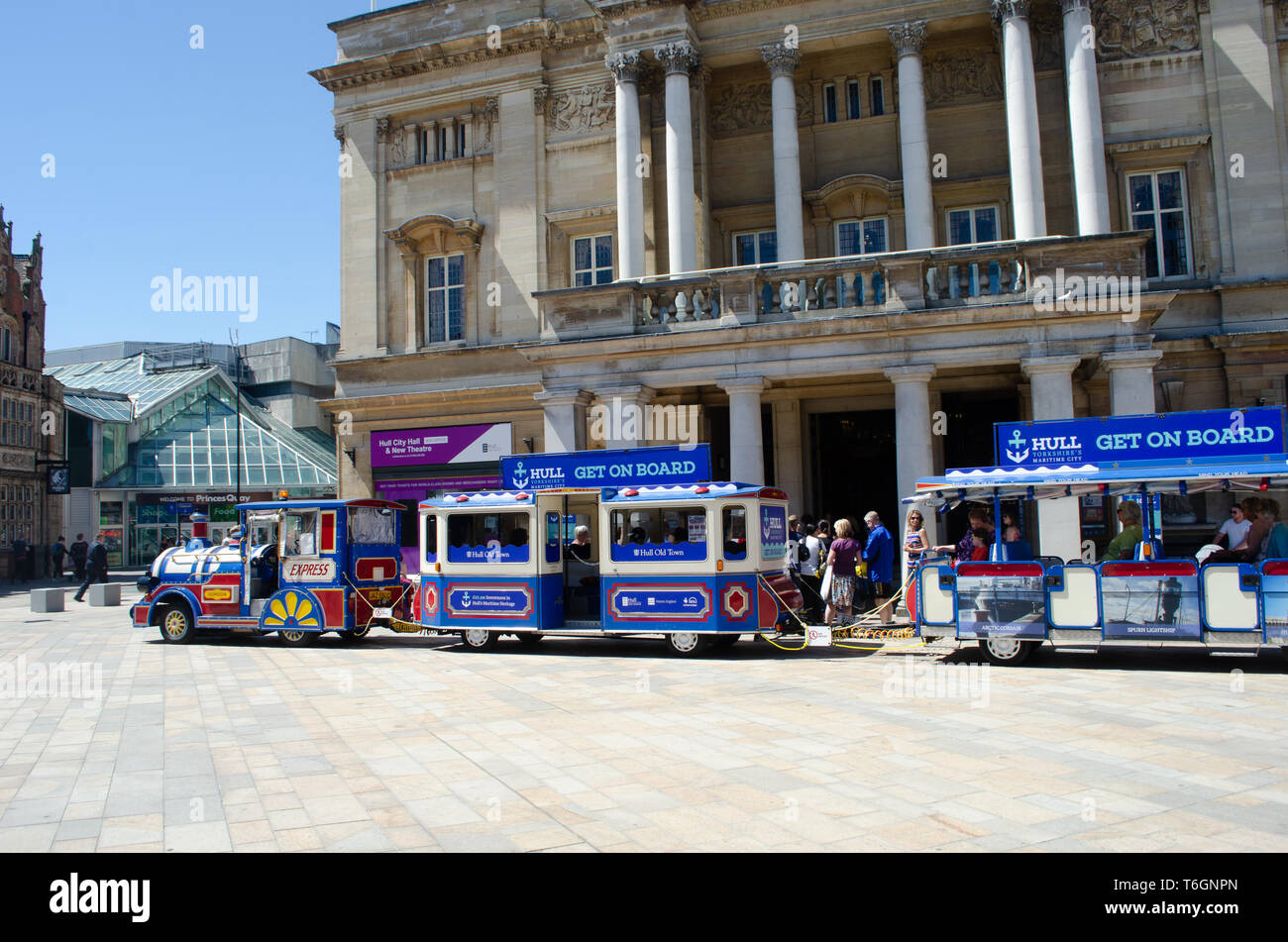 Scafo treno turistico di fronte al Municipio Foto Stock