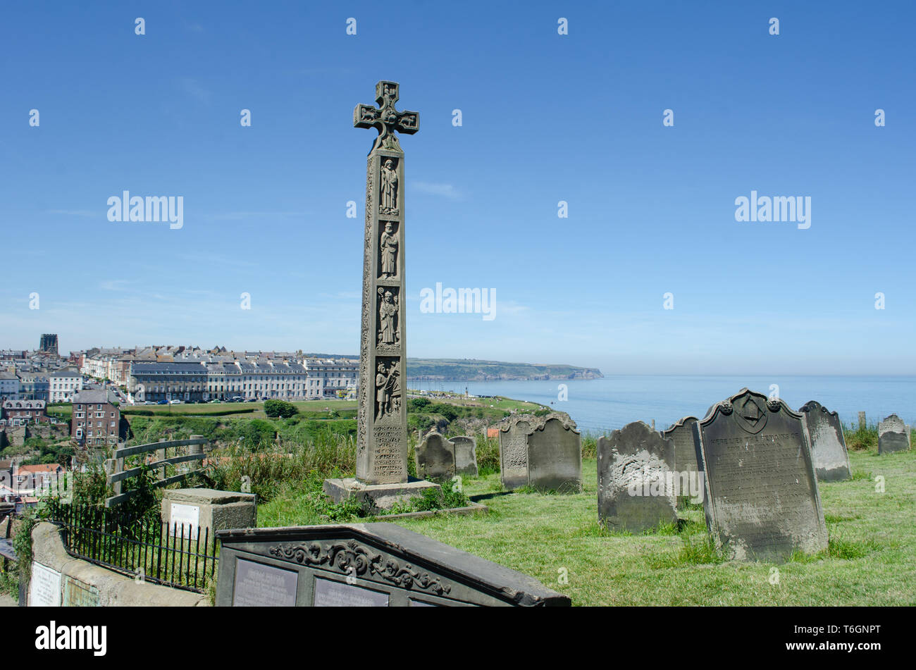 Vista di Whitby dalla chiesa di St Mary Foto Stock