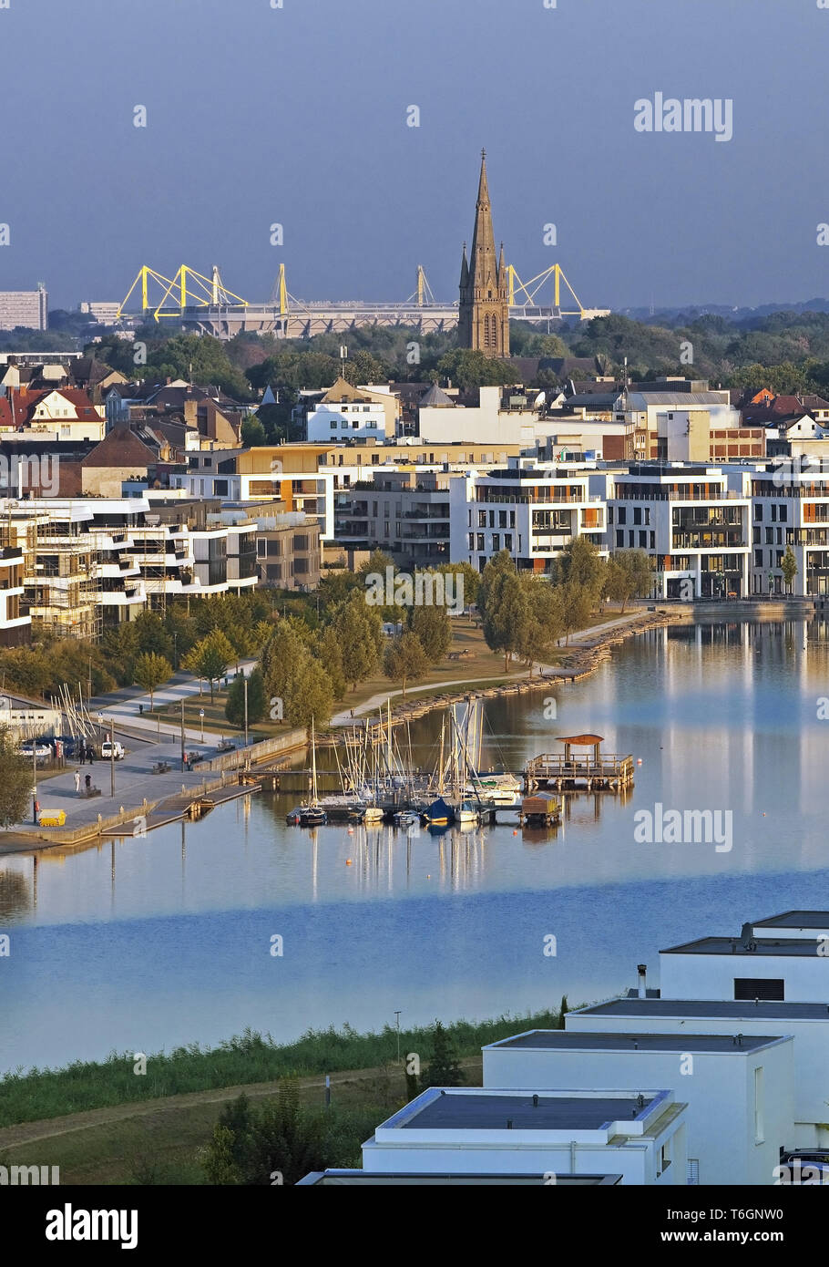 Lago di Phoenix, in retro Signal Iduna Park, BVB stadium, Dortmund, la zona della Ruhr, Germania, Europa Foto Stock