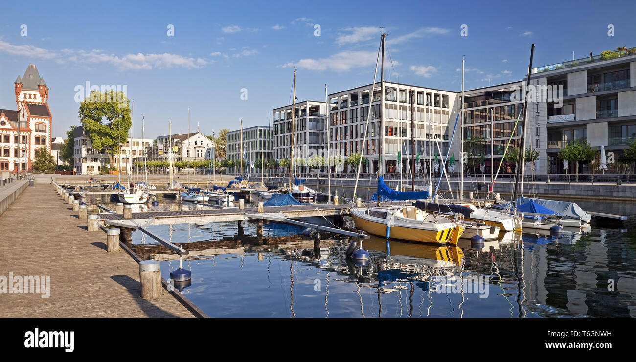 Barche a vela e Hoerder castello presso il lago di Phoenix, Dortmund, la zona della Ruhr, Germania, Europa Foto Stock