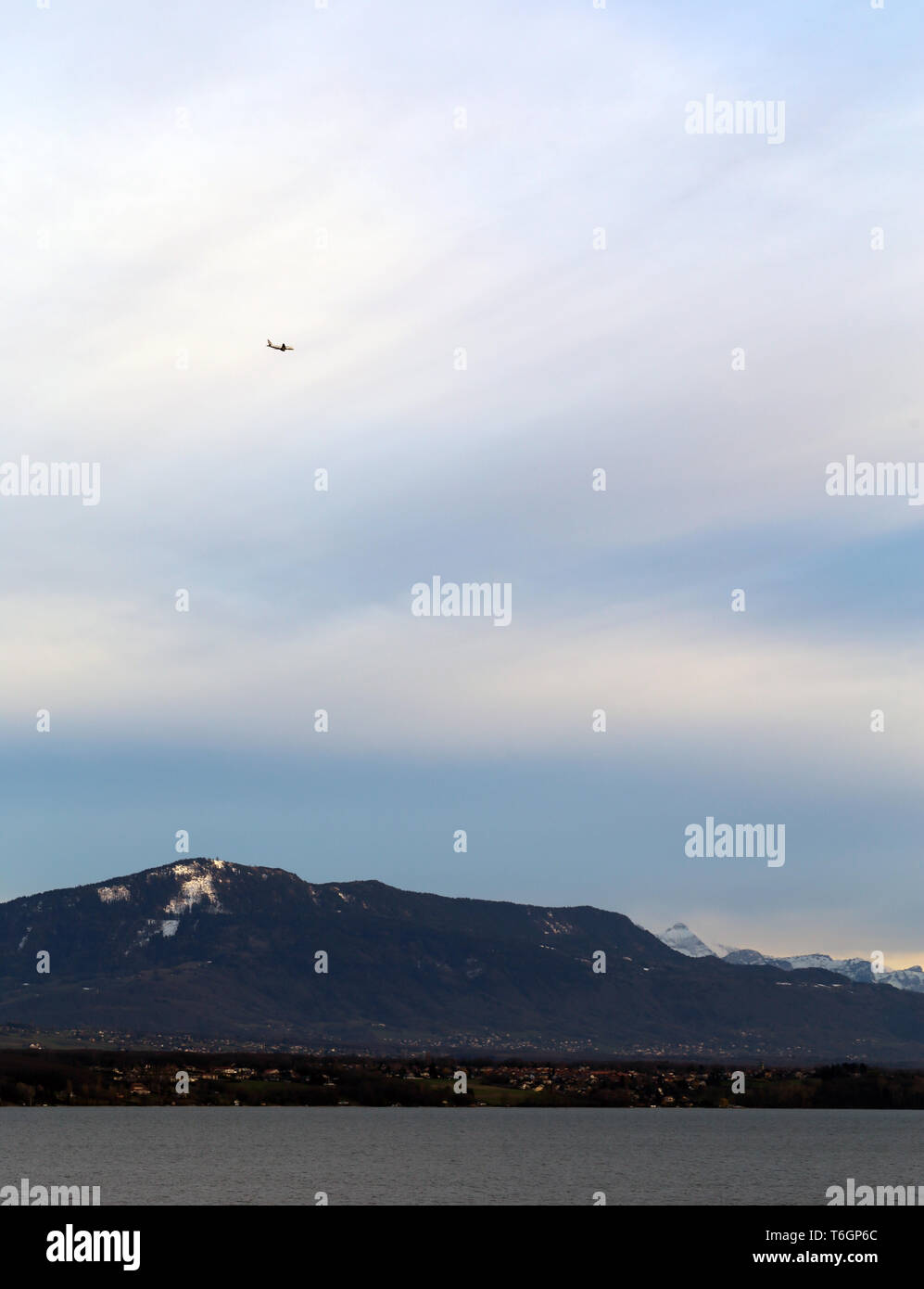 Un paesaggio fantastico da Nyon SVIZZERA. È possibile vedere le Alpi, alcune nuvole. Il cielo colorato e vi è poca nuvole bianche. Relax & bella! Foto Stock