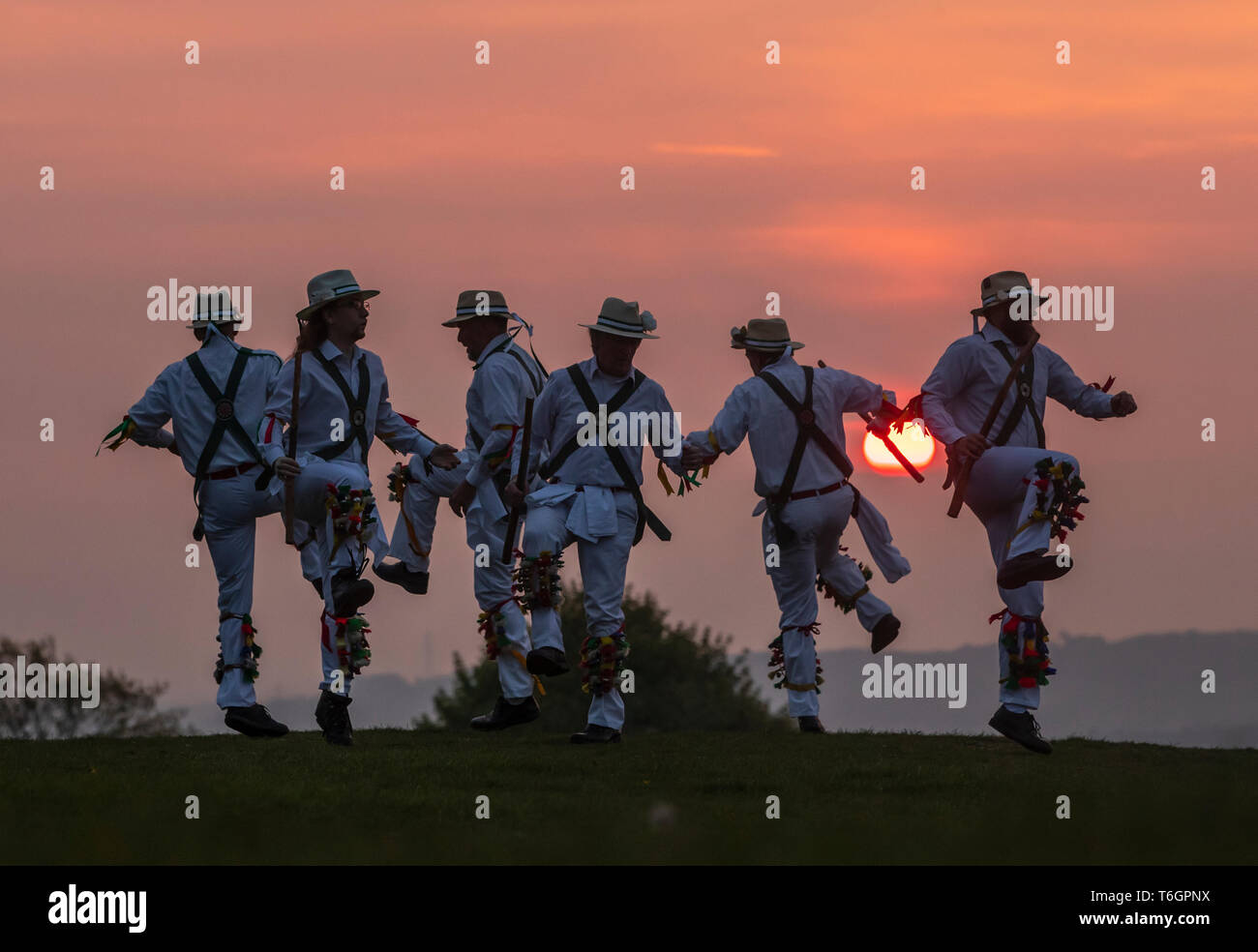 La Rosa Bianca Morris uomini durante il loro 'Dance in Alba" per contrassegnare giorno di maggio o Beltane come era una volta noto, alla prima luce sulla Collina del Castello a Huddersfield, West Yorkshire. Foto Stock