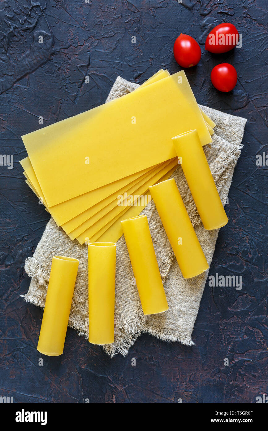 Tradizionale pasta italiana su un telo di lino. Foto Stock