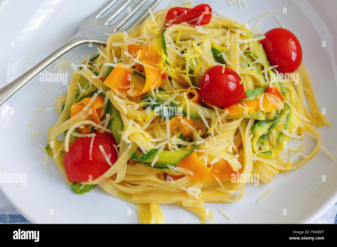Linguine con zucchine, carote e pomodori ciliegini. Foto Stock