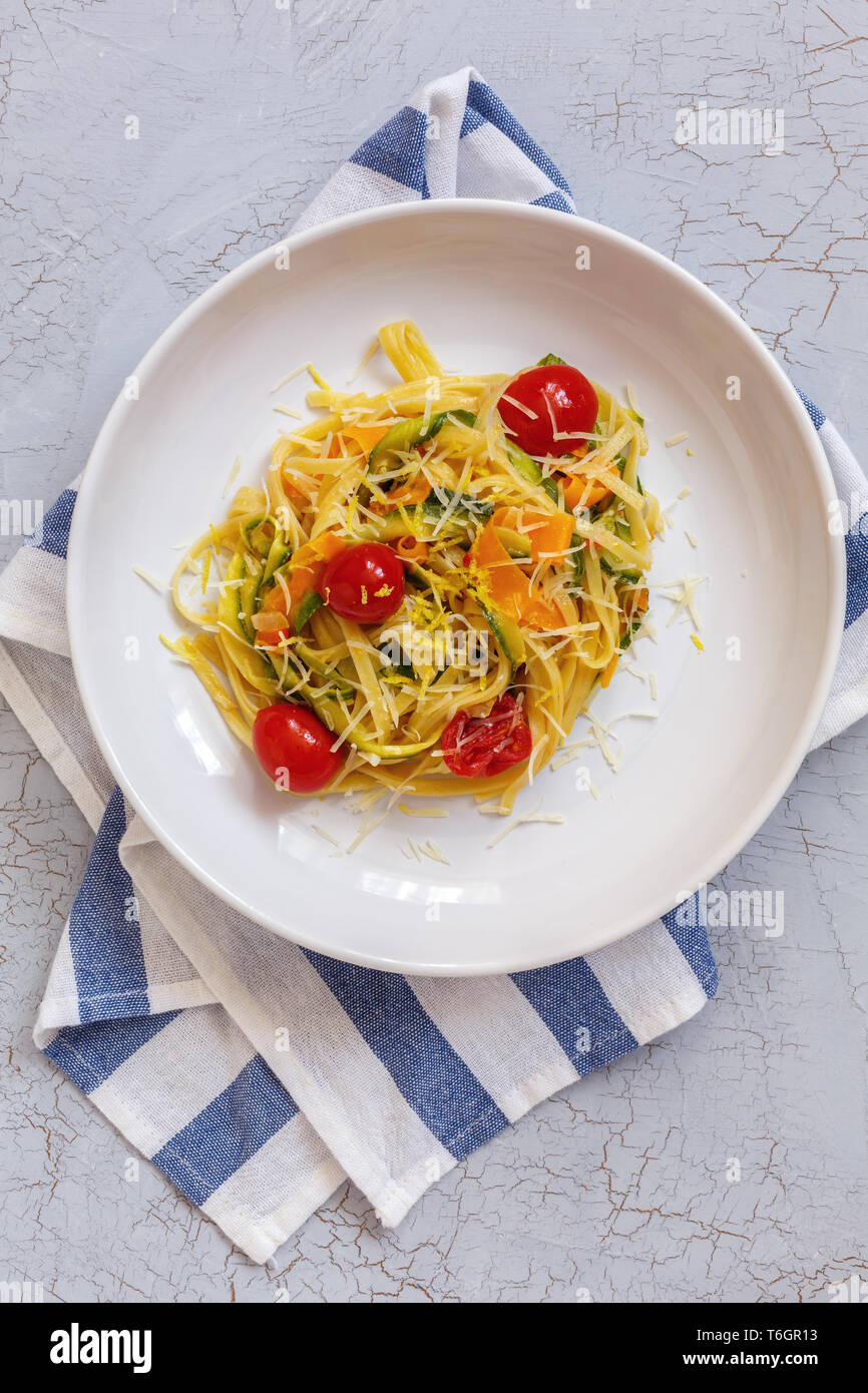 Linguine pasta con strisce di zucchine e carote. Foto Stock
