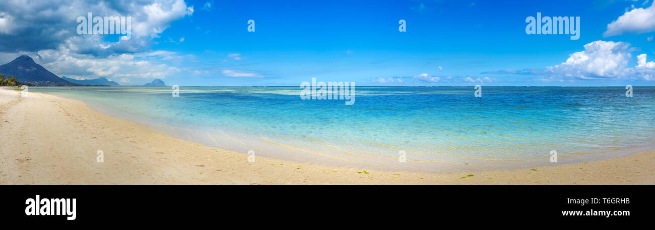 Sabbiosa spiaggia tropicale. Bellissimo paesaggio. Panorama. Foto Stock