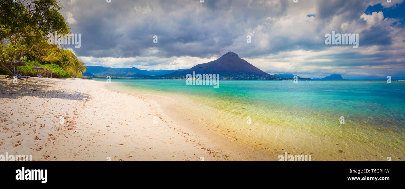 Sabbiosa spiaggia tropicale. Bellissimo paesaggio. Panorama. Foto Stock