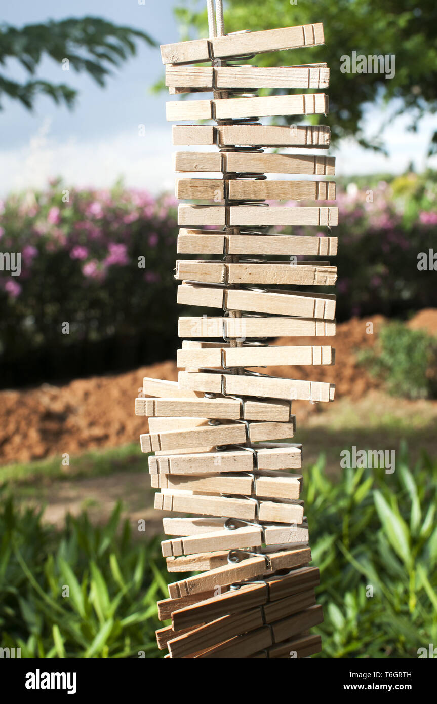 Lavanderia di legno fermi appeso verticalmente su una fune Foto Stock