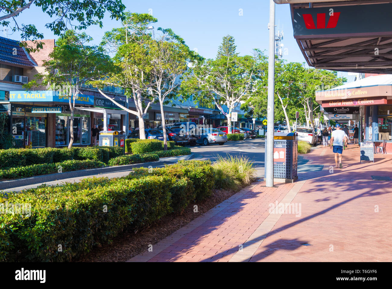 Forster, NSW, Australia-April 20, 2019: persone godendo il sole nella città di Forster, una città costiera nella regione dei Grandi Laghi di nuovo Sout Foto Stock
