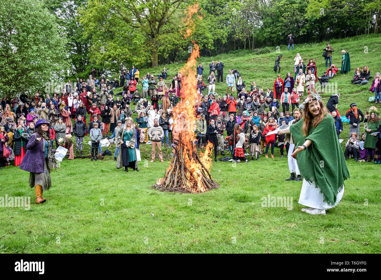 Un fuoco si è acceso durante le celebrazioni di Beltane a Glastonbury calice e in cui le persone si radunano per osservare una moderna interpretazione della antica pagana celtica rito di fertilità della molla. Foto Stock