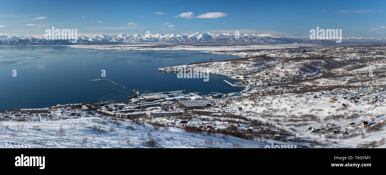 Inverno vista panoramica di Petropavlovsk-Kamchatsky Città, Baia Avacha, Oceano Pacifico e porto marittimo su una chiara giornata di sole Foto Stock
