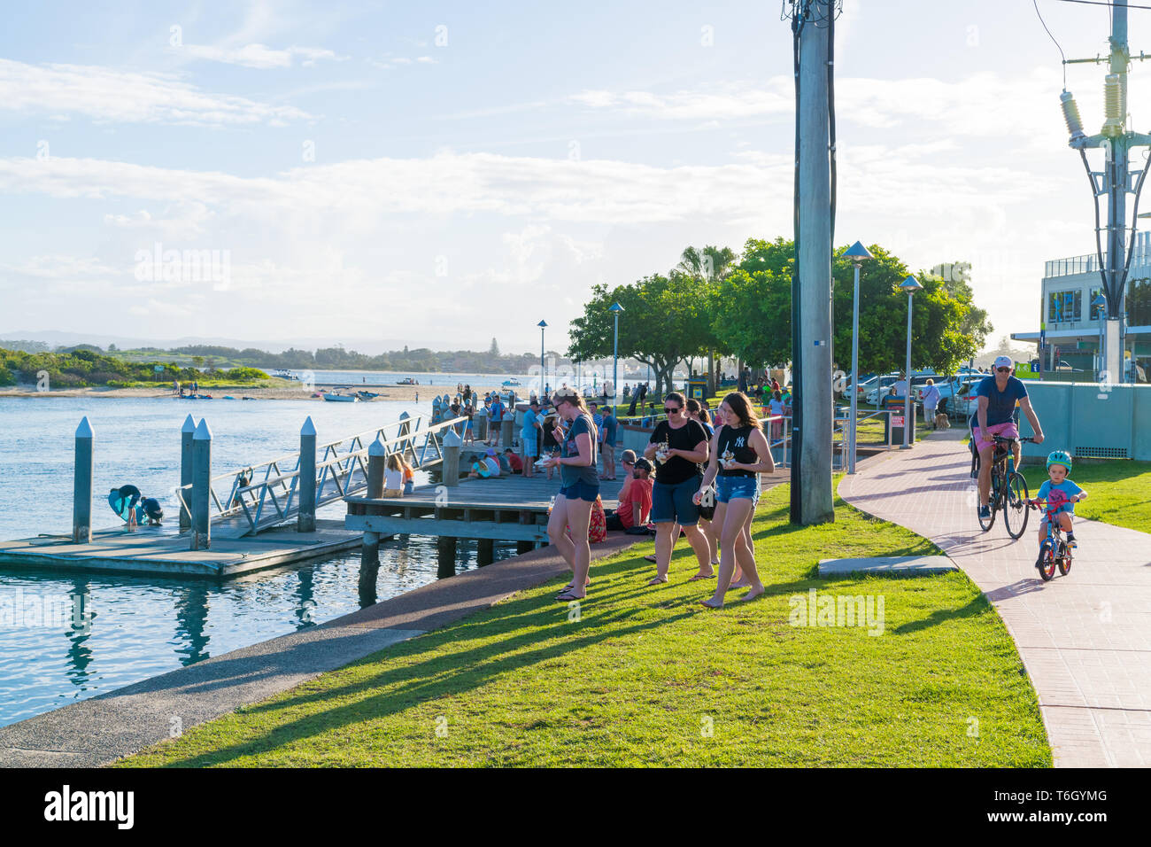 Forster, NSW, Australia-April 20, 2019: persone godendo il sole sul waterside nella città di Forster, una città costiera nella regione dei Grandi Laghi r Foto Stock