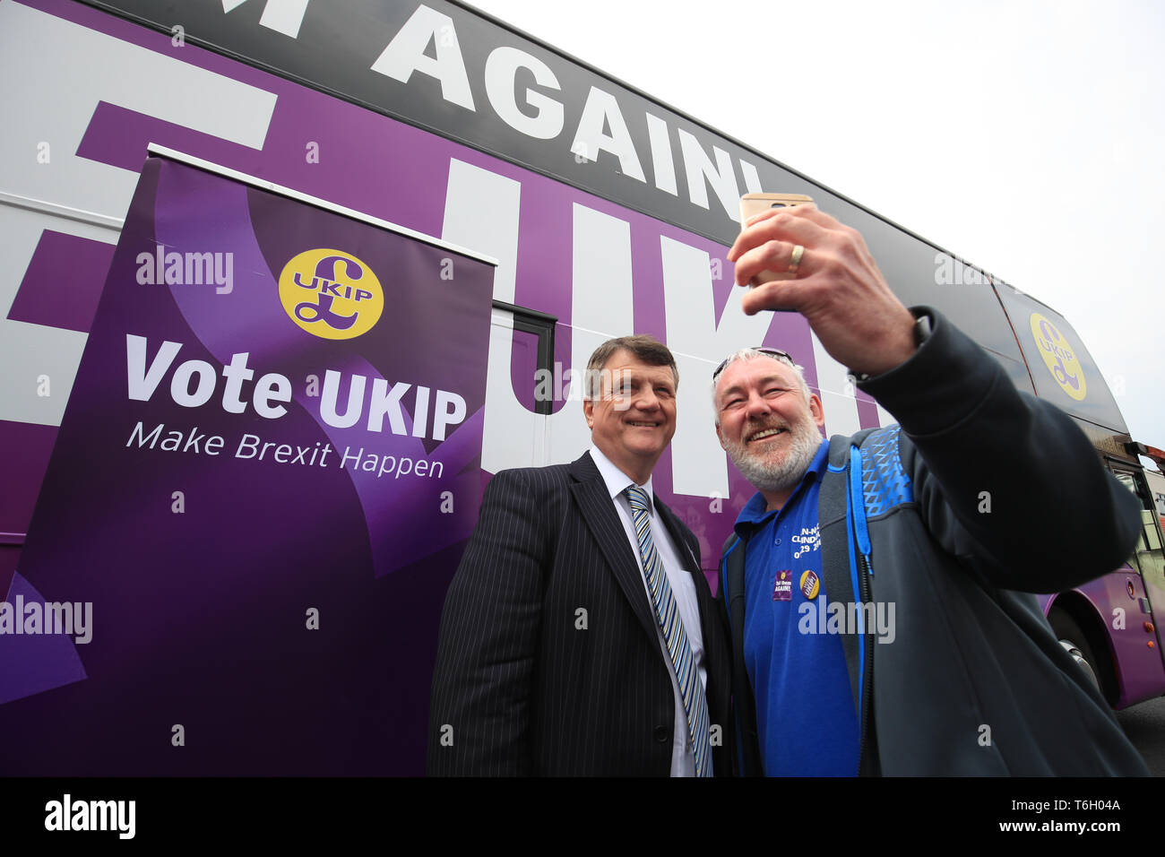 Il Ukip leader del Partito Gerard Batten ha un selfie prese con un sostenitore all'UKIP UE della campagna elettorale e manifesto il lancio presso il Museo Dorman in Middlesbrough. Foto Stock