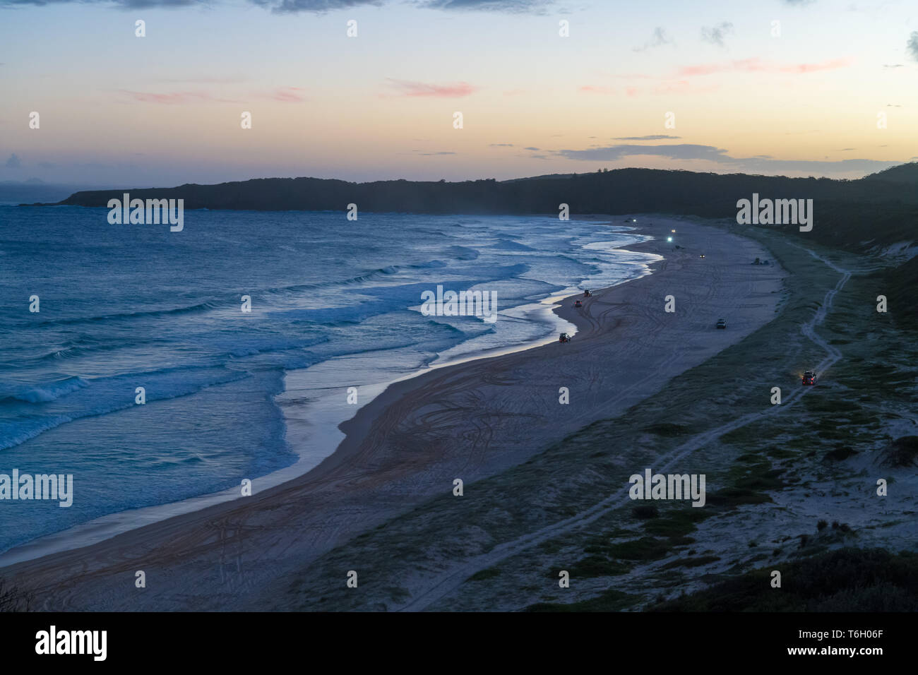 Seal Rocks, NSW, Australia-April 20, 2019: Offroad auto sulla spiaggia. Vista dal faro al punto Sugarloaf Seal Rocks, Myall Lakes National Par Foto Stock