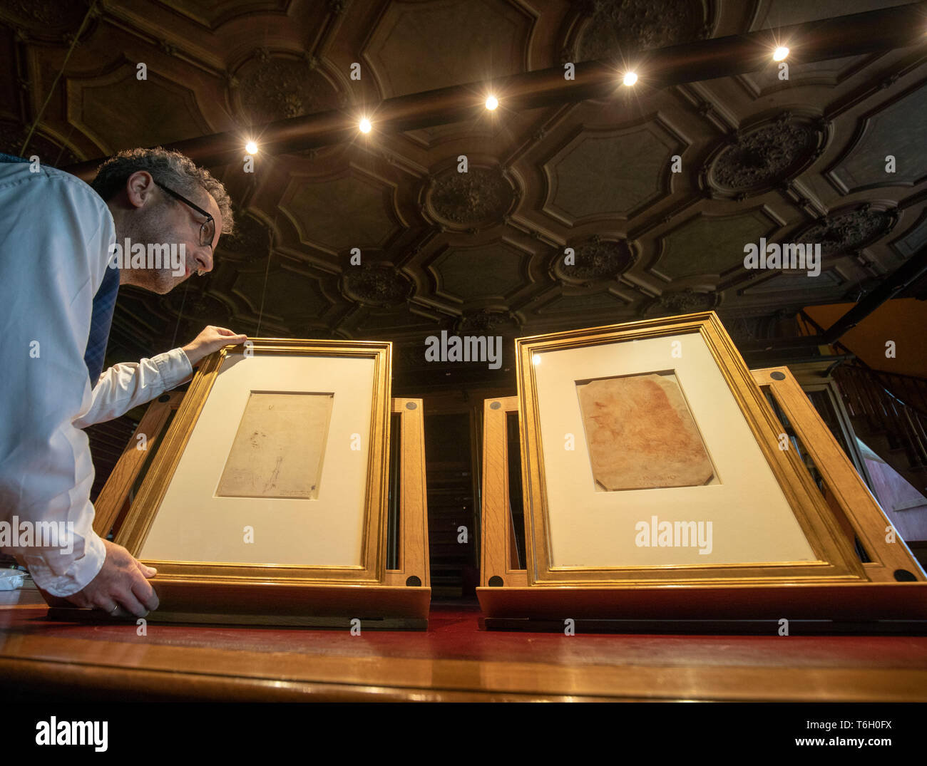 È sotto embargo fino al 0001 Giovedì 2 Maggio Martin Clayton, testa di stampe e disegni, Royal Collection Trust con un disegno che è stato recentemente confermato come un ritratto di Leonardo Da Vinci e fa parte della Collezione Reale al Castello di Windsor che è quello di essere visualizzati in estate a Buckingham Palace. Foto Stock