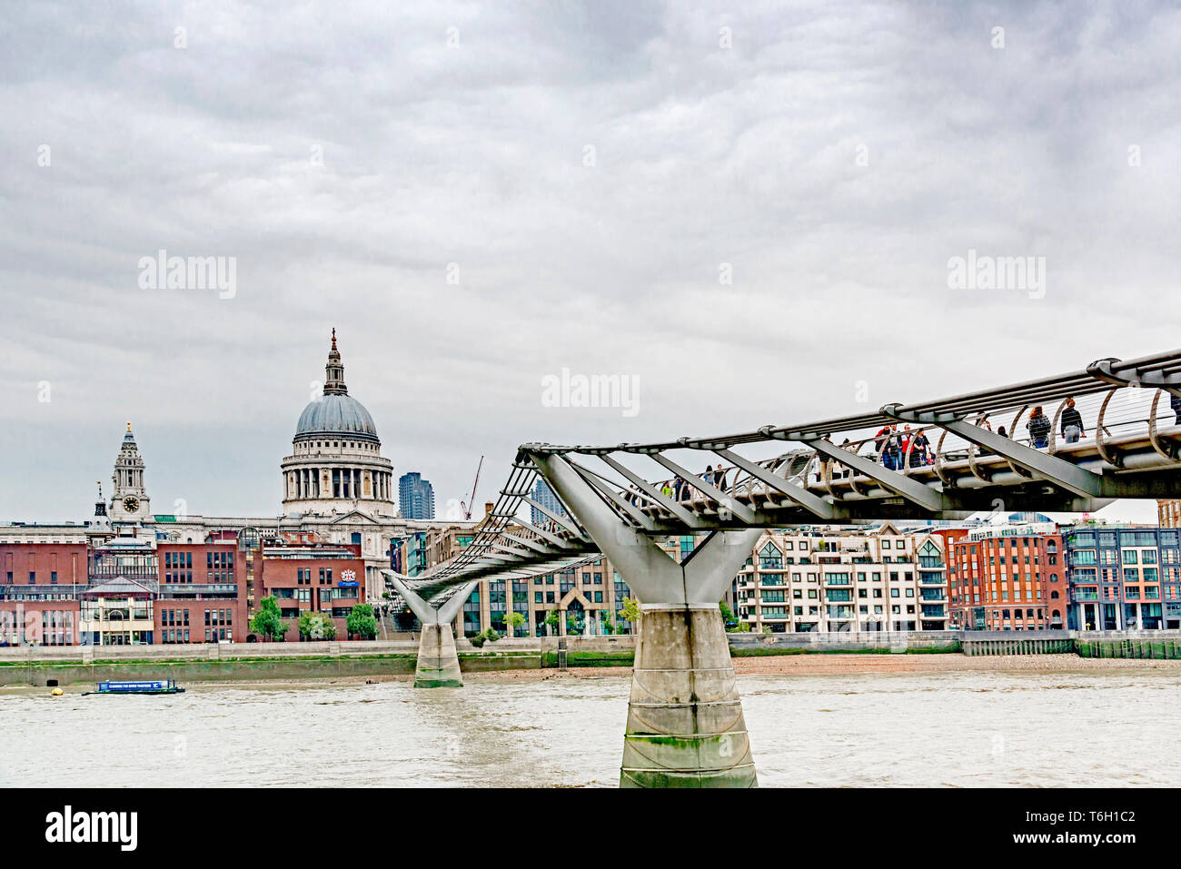 Londra, il Millennium Bridge con la Cattedrale di San Paolo in background Foto Stock