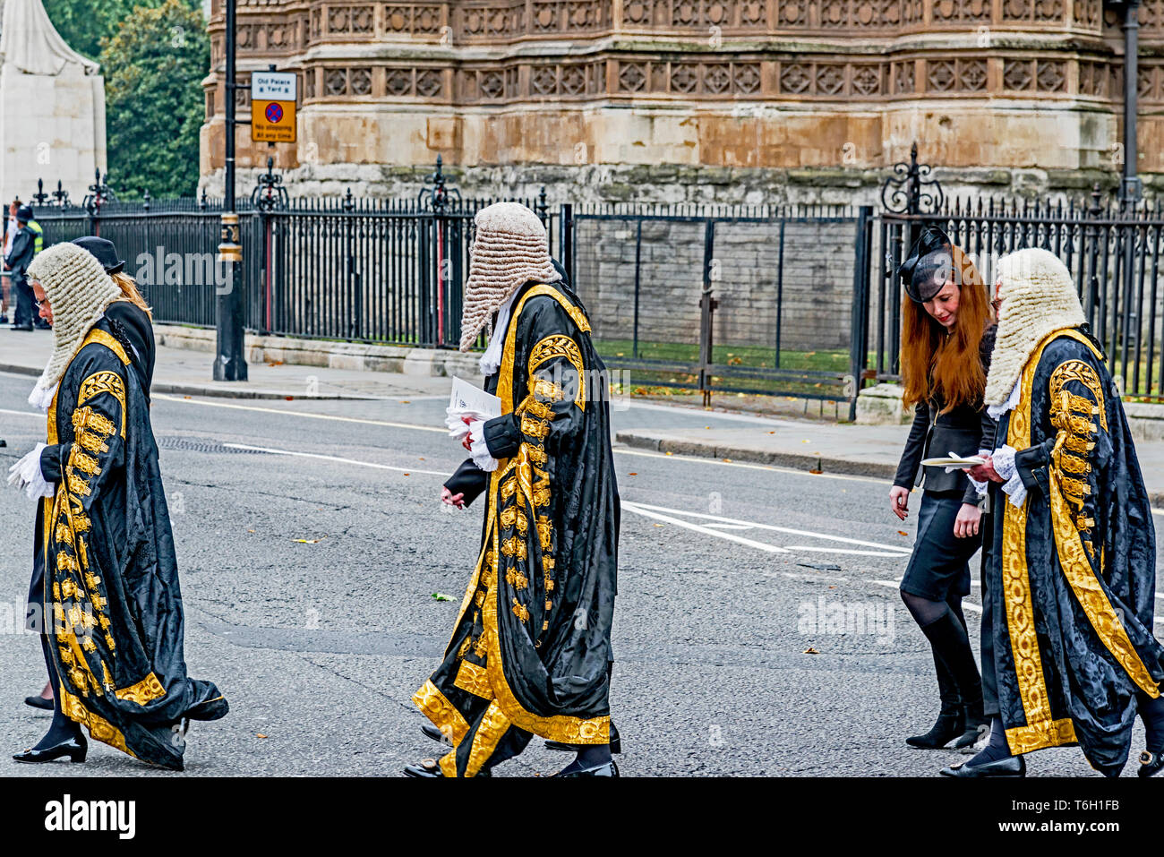 I giudici e i QCS, completamente vestito, proveniente dai giudici annuale servizio nella Westminster Abbey, segnando l'inizio dell'anno giudiziario Foto Stock