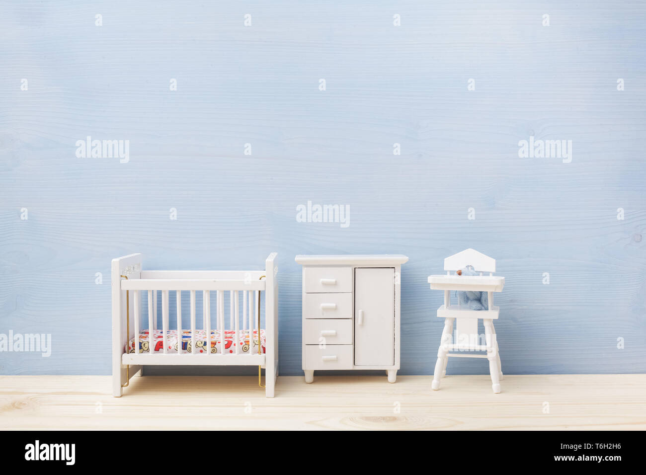 Vista della bellissima camera per bambini con parete blu spazio copia Foto Stock