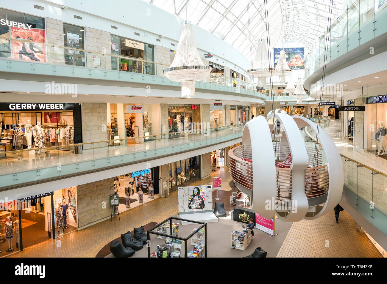 Moderno centro commerciale Europa interno con negozi di lusso di marca, nessun popolo di Vilnius, Lituania Foto Stock