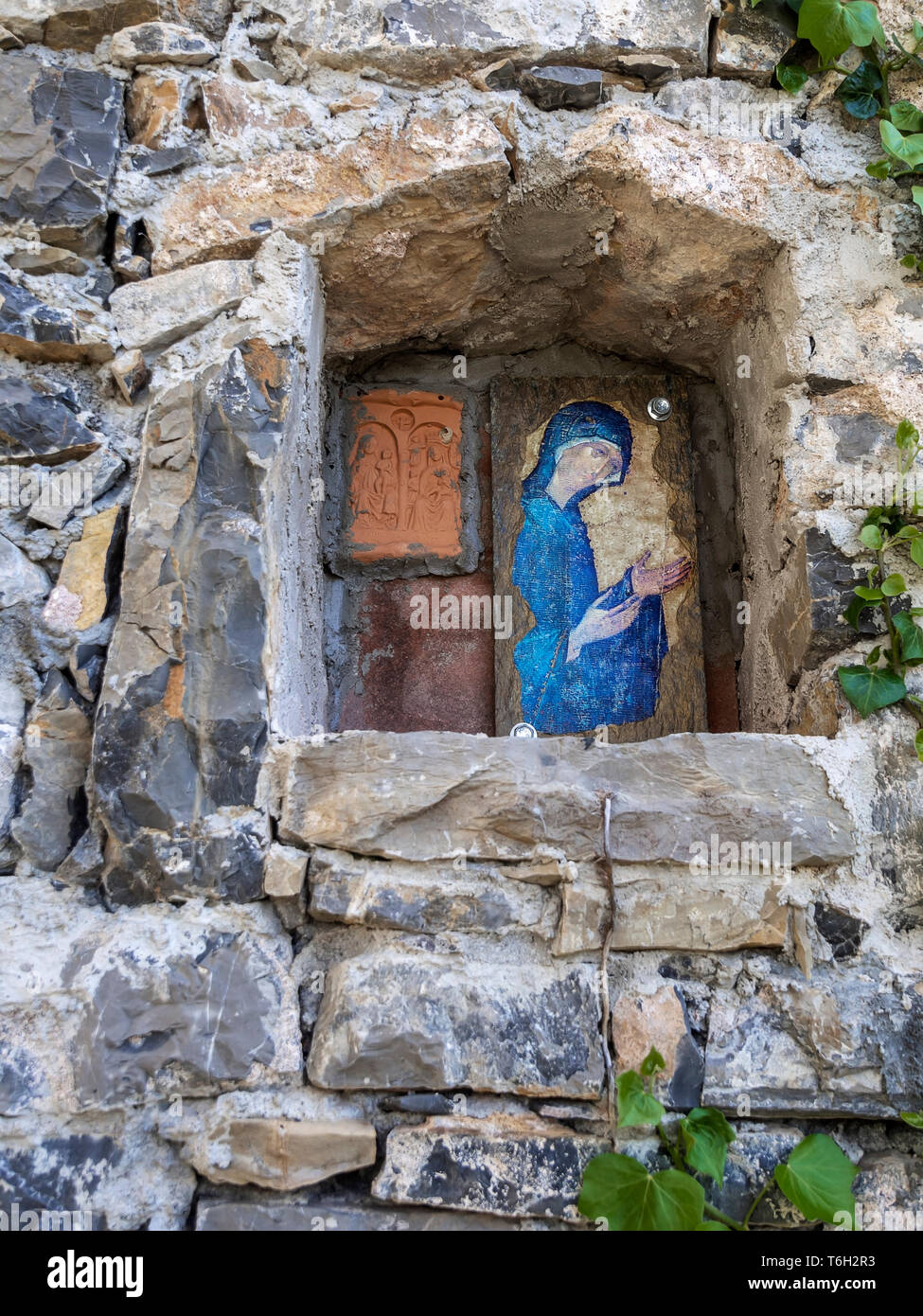 Blue Madonna placca al di fuori del vecchio edificio abbandonato, icona religiosa, Italia. Foto Stock