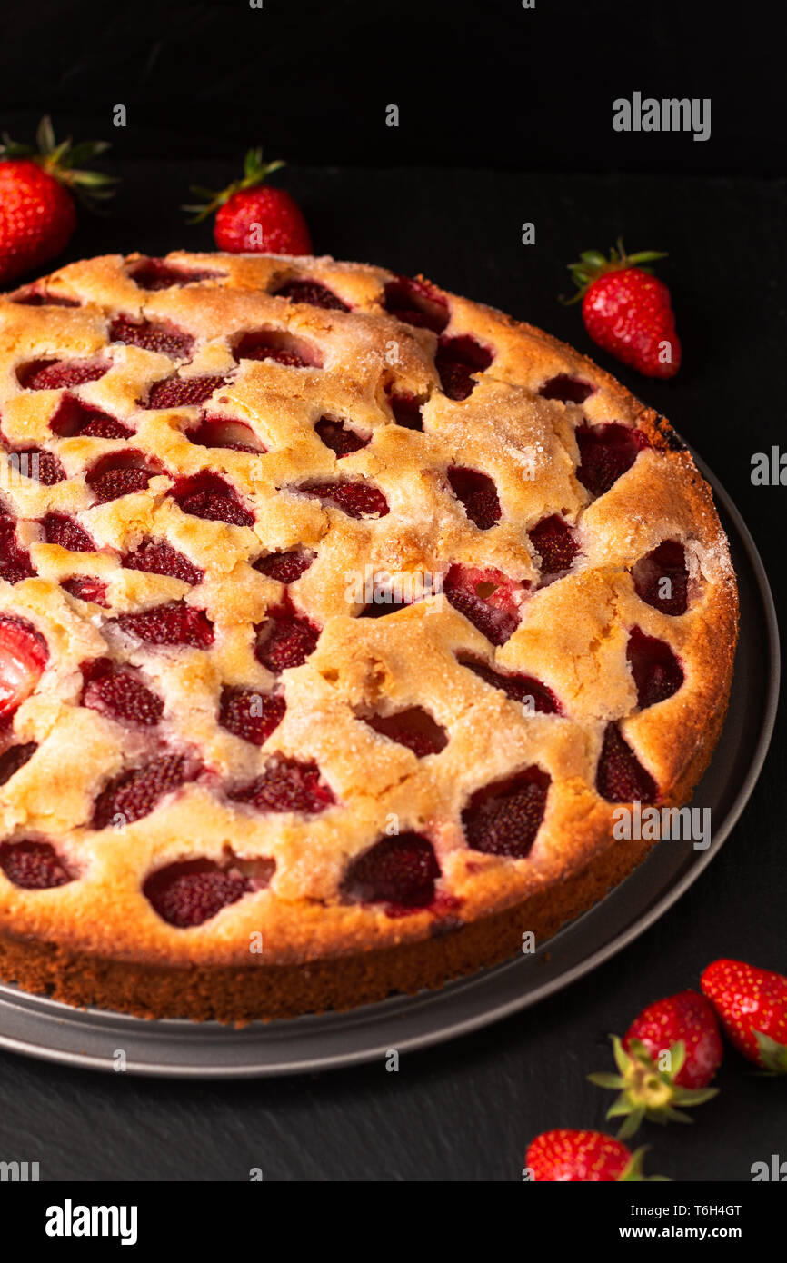 Concetto di cibo in casa burrosa vaniglia la torta di fragole in ardesia nera pietra con sfondo apsce copia Foto Stock