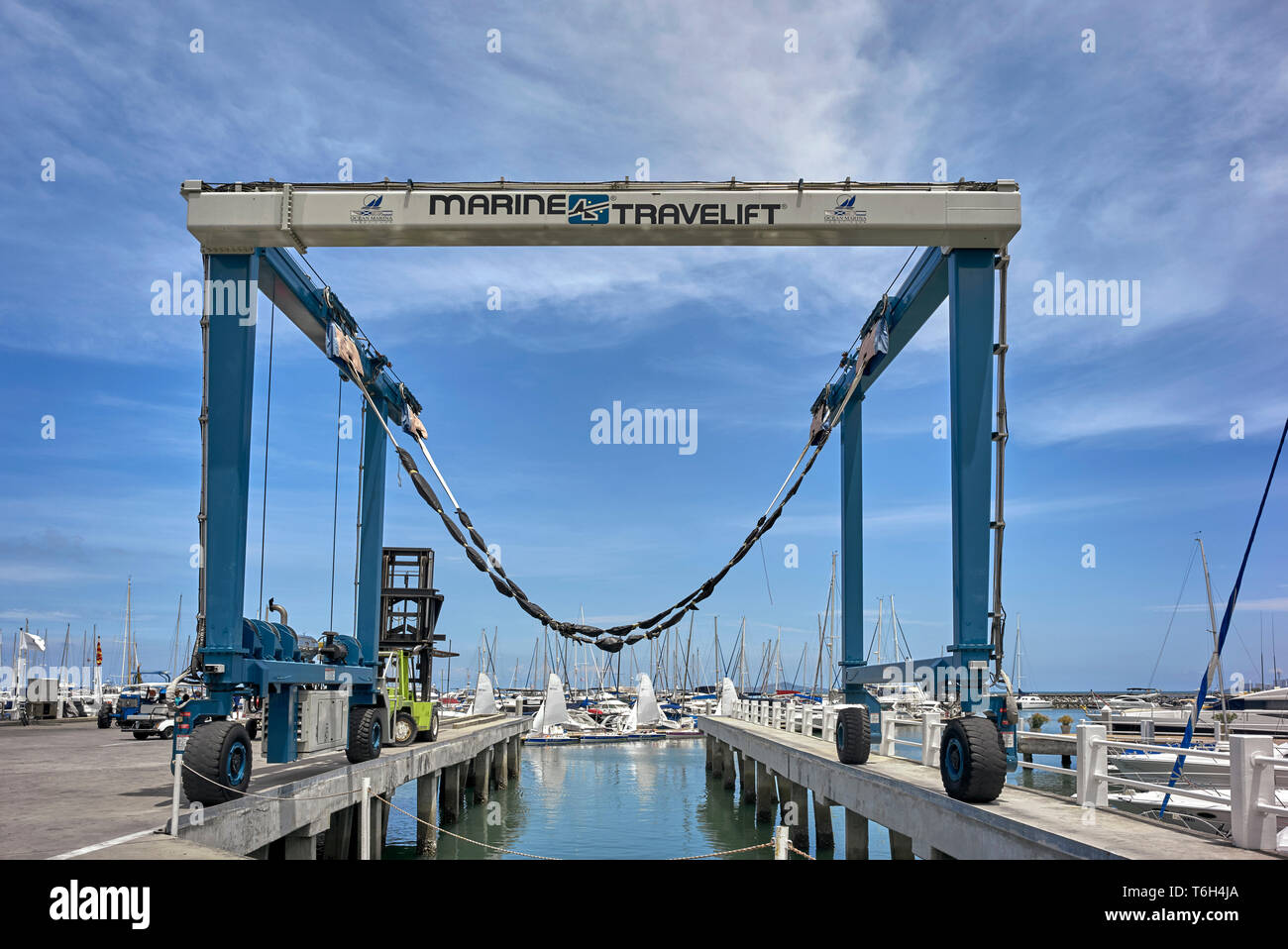 Barca il paranco e il bacino di carenaggio imbracatura di sollevamento elettrico a Ocean marina yacht club, Pattaya, Thailandia, Sud-est asiatico Foto Stock