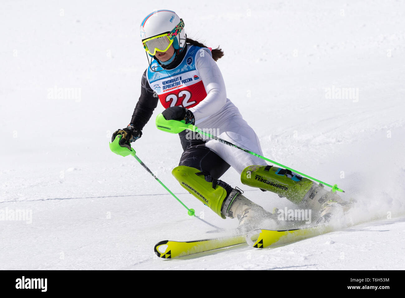 Montaggio MOROZNAYA, KAMCHATKA, RUSSIA - Mar 29, 2019: Montagna sciatore Kudryavtseva Ekaterina (St. Pietroburgo) sciare giù da montare. Il russo lo sci alpino Cup Foto Stock