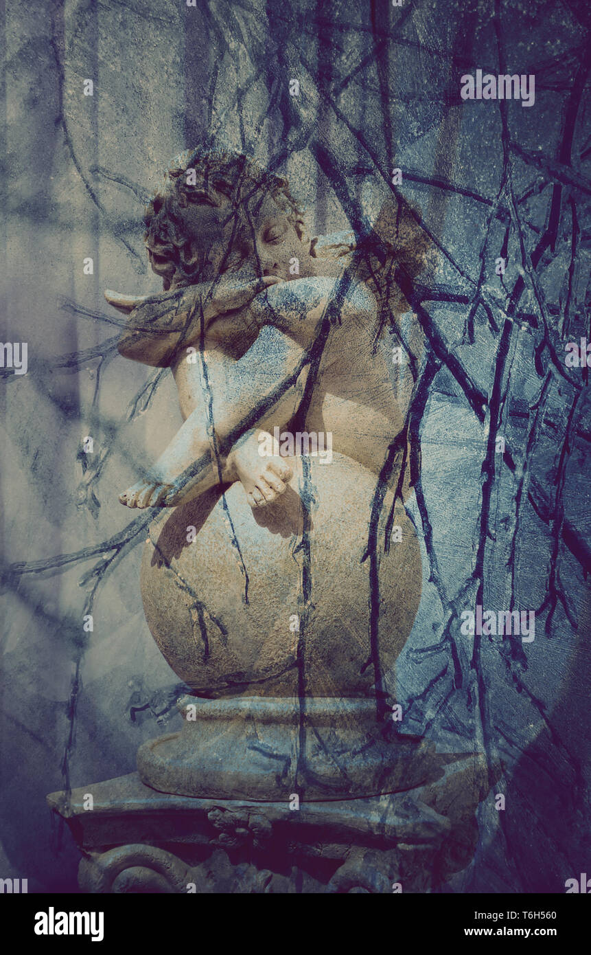 Attraverso i rami di albero può essere visto come addormentata carino angel in inverno Foto Stock