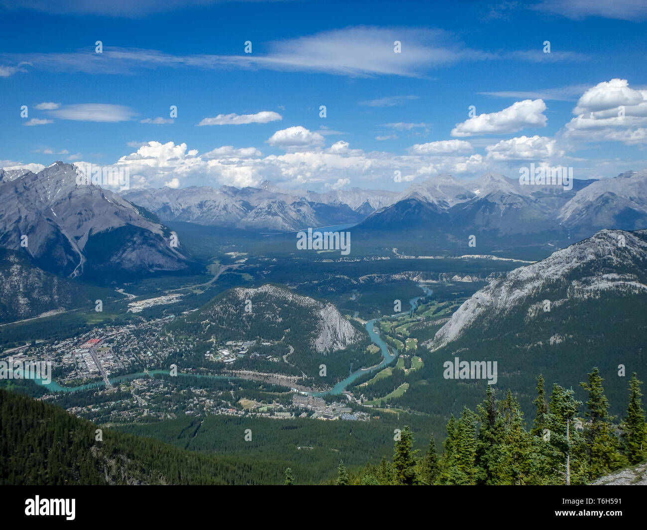 Vista di una valle tra le montagne Foto Stock