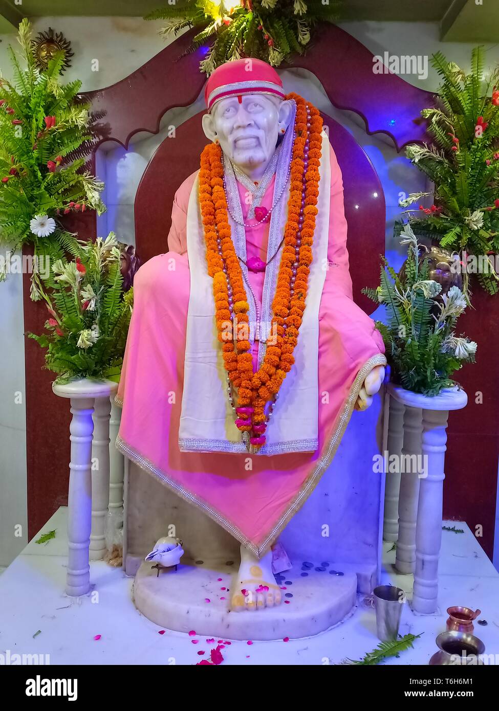 Shirdi Sai Baba nel tempio indù. Sai Baba di Shirdi era un Indiano maestro spirituale che era ed è considerato dai suoi devoti come un santo fakir e sat gu Foto Stock