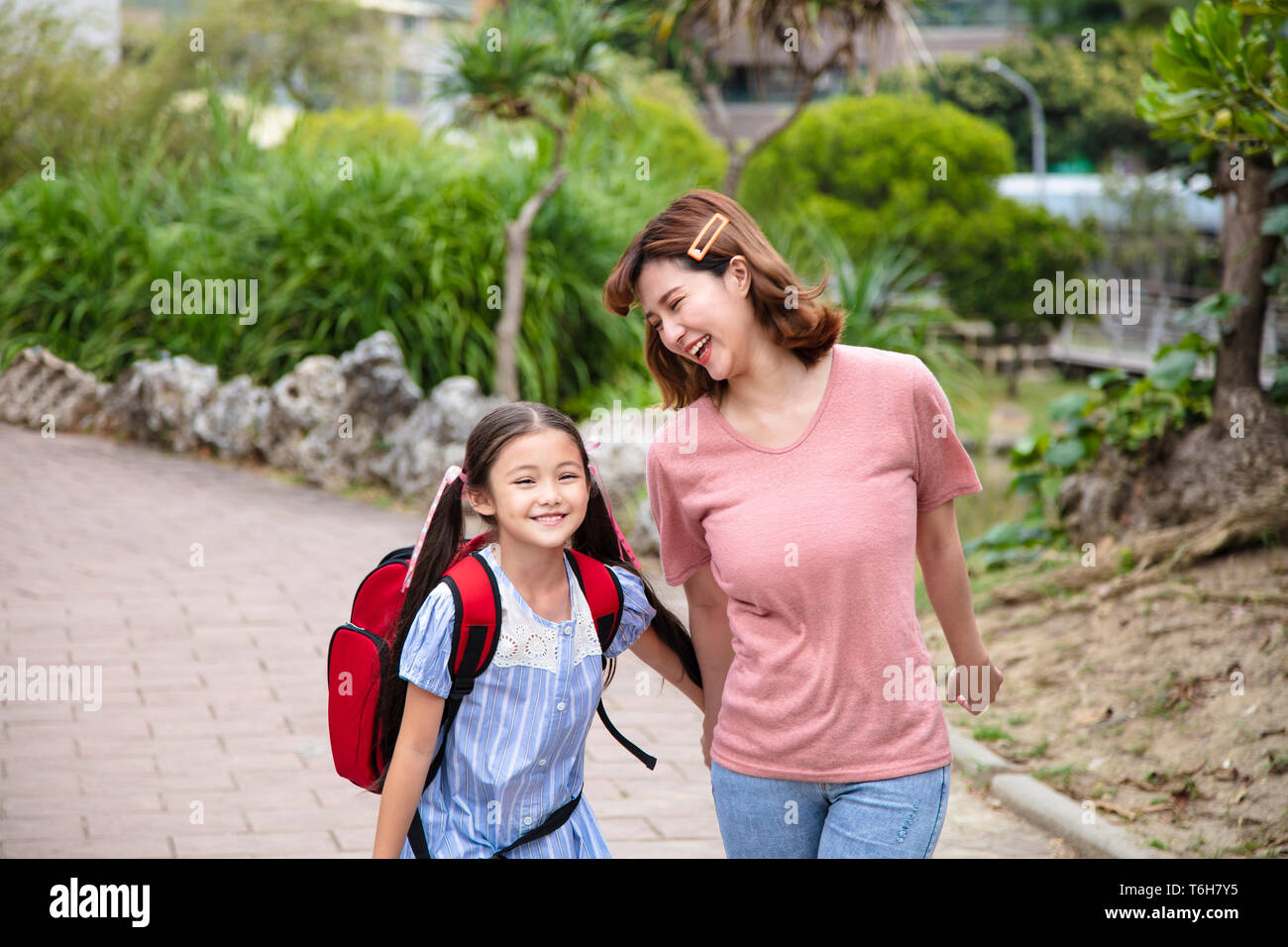 La madre e il bambino per mano di andare a scuola Foto Stock