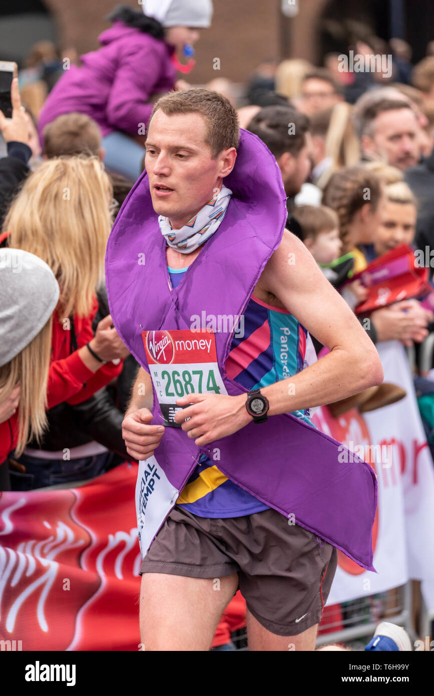 Oliver Williams 26874 racing al denaro VIRGIN LONDON MARATHON 2019, UK. Tentativo ufficiale Foto Stock