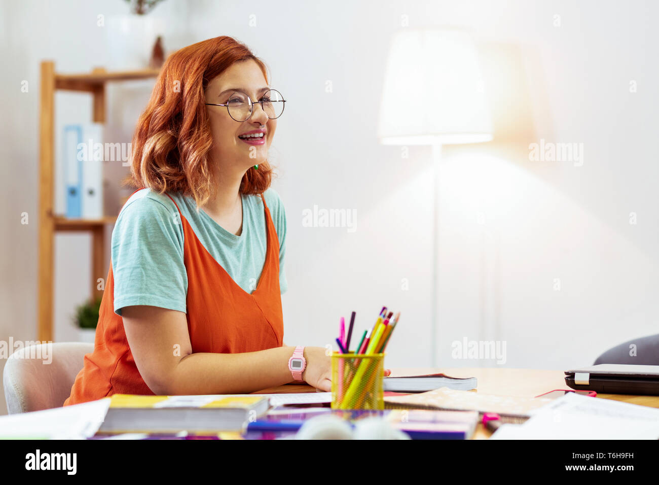 Gioiosa positivo essendo una donna in un ottimo umore Foto Stock