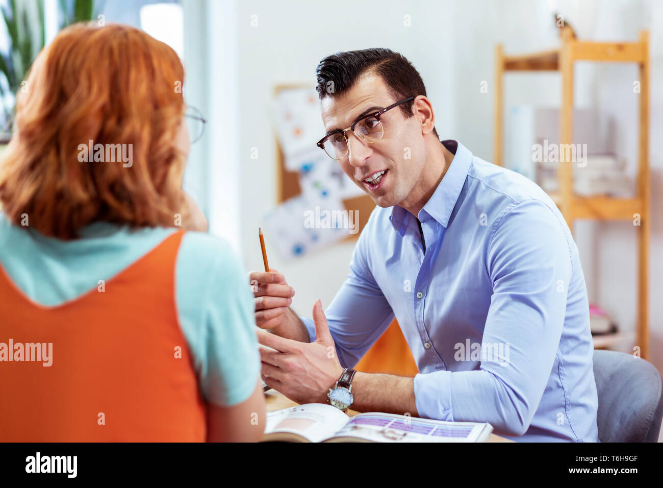 Nizza uomo amichevole rivolta la matita fino Foto Stock