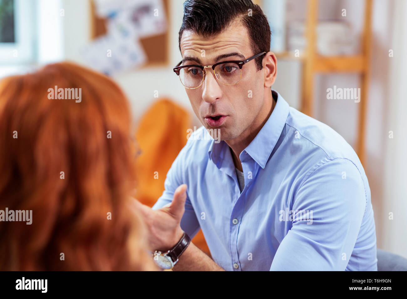 Giovane serio parlando a suo studente femmina Foto Stock