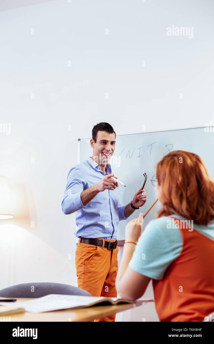 Felice l'uomo positivo rivolto a questo studente Foto Stock