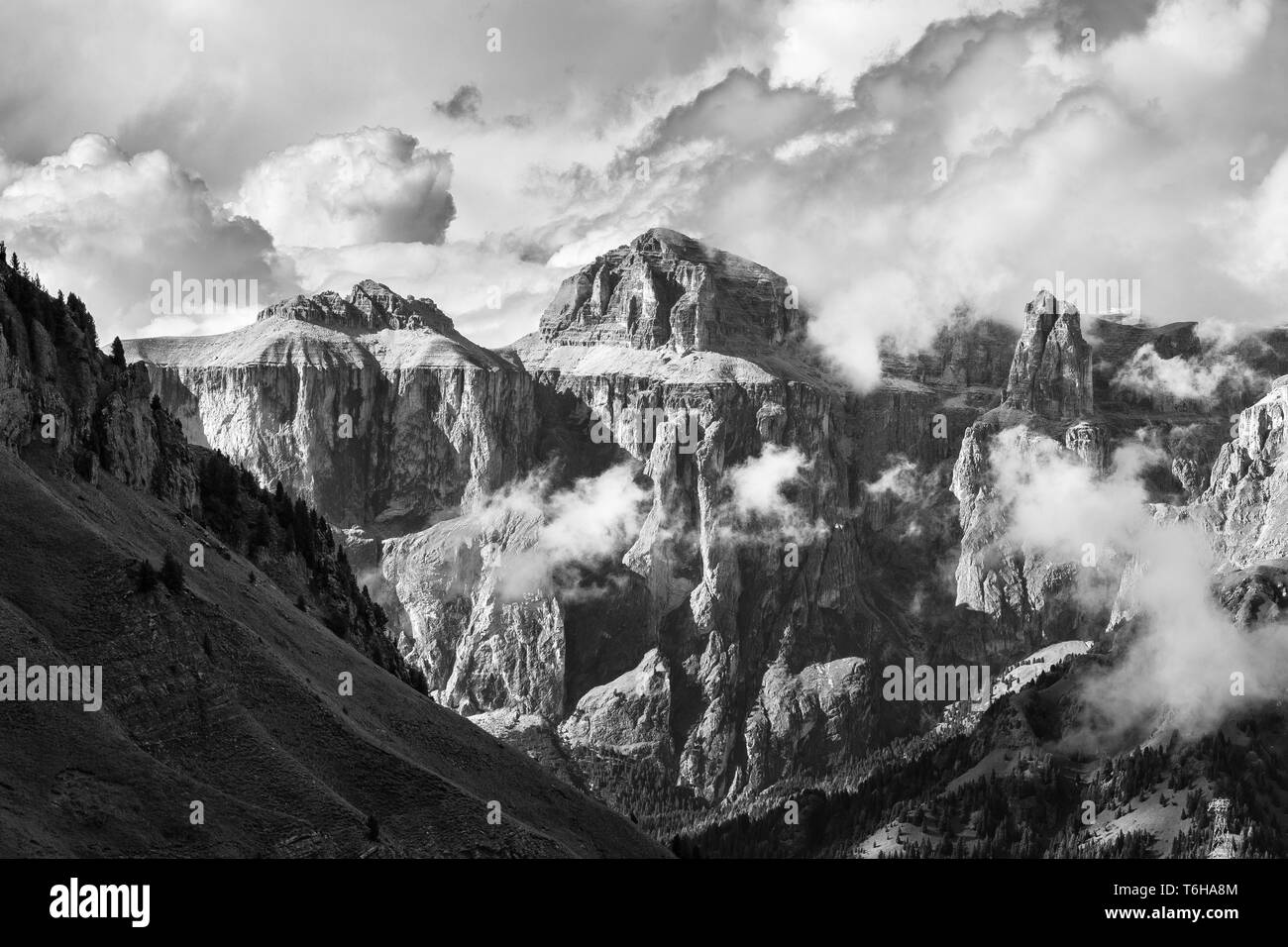 Il gruppo montuoso del Sella, picco del Piz Ciavazes. Le Dolomiti Gardena. Alpi Italiane. Europa. Bianco nero paesaggio d'arte. Foto Stock