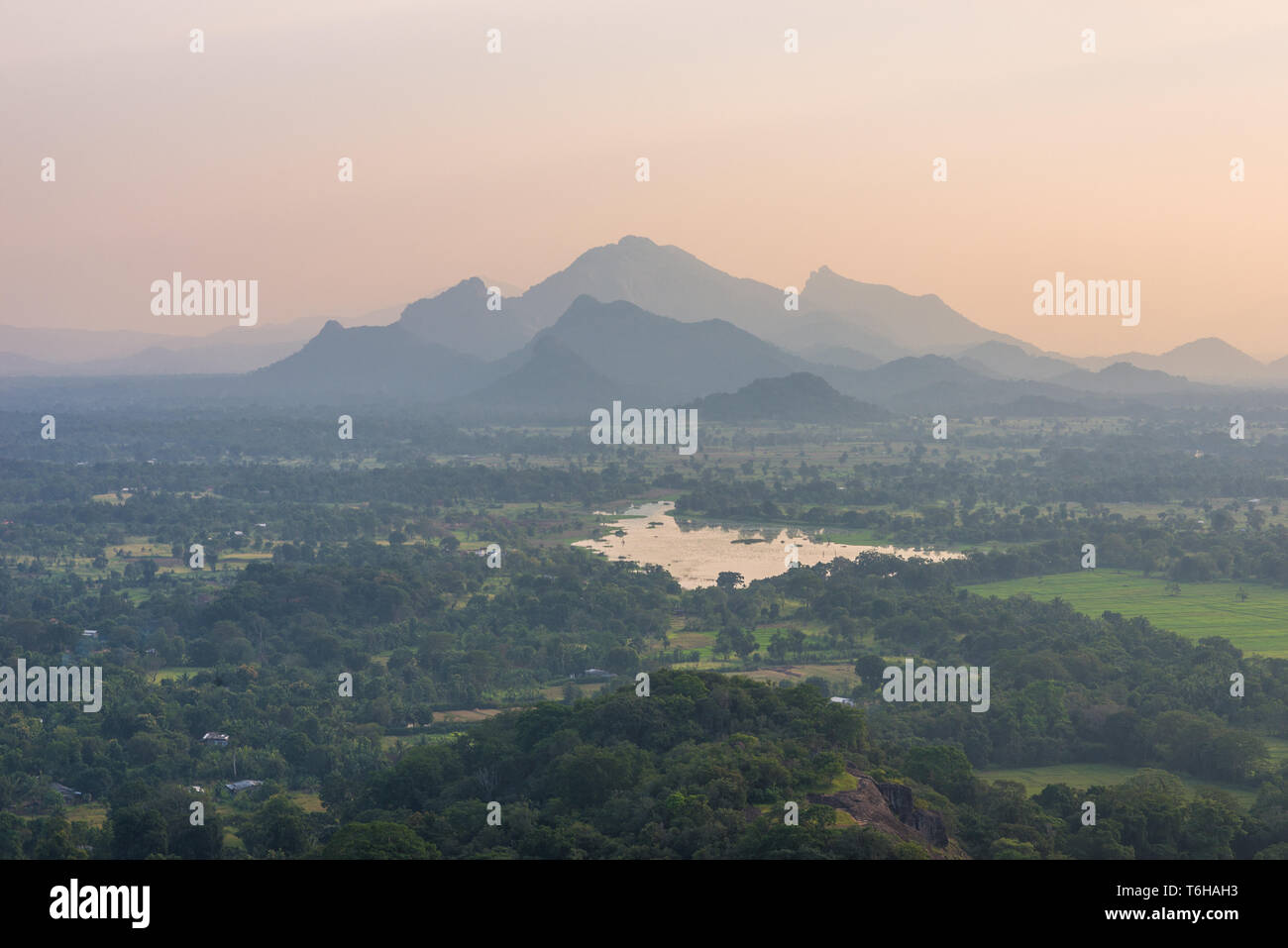 Vista dalla parte superiore della Roccia di Sigiriya al tramonto Foto Stock