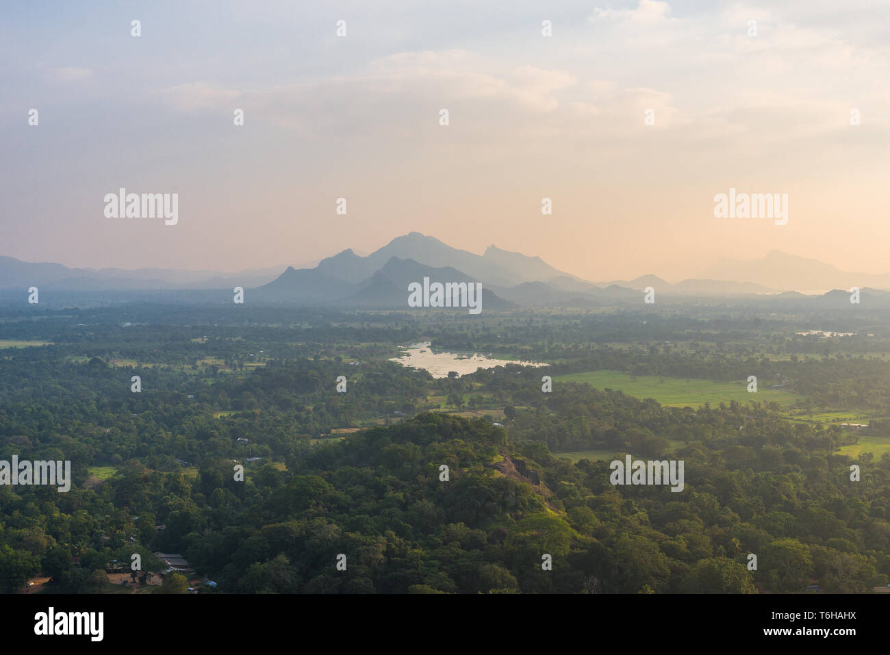 Vista dalla parte superiore della Roccia di Sigiriya al tramonto Foto Stock