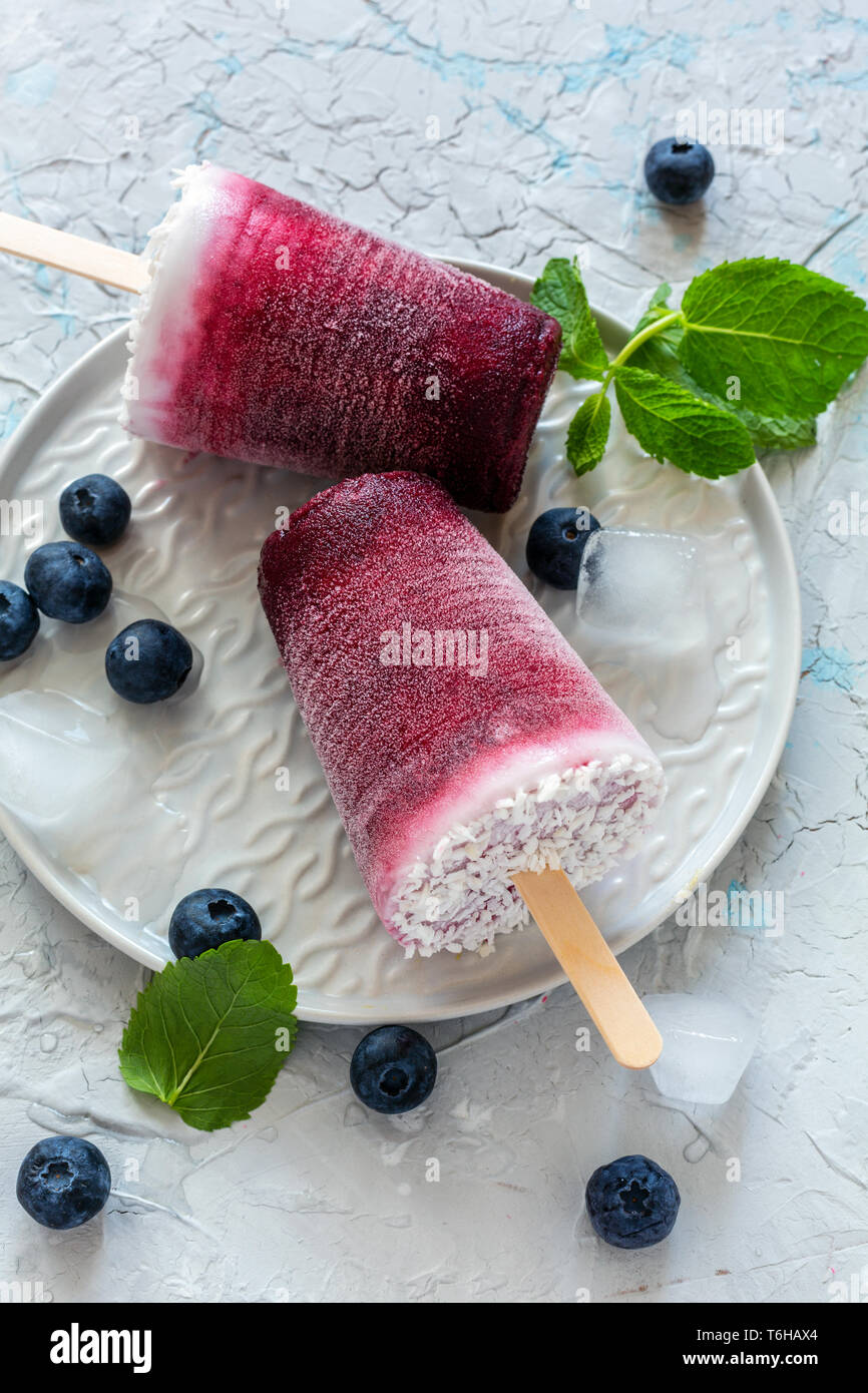 Piastra del vegan berry popsicles con latte di cocco. Foto Stock