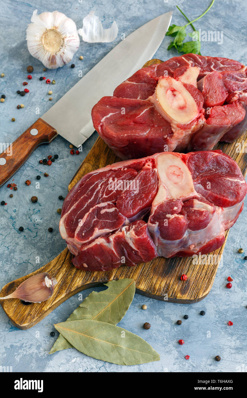 Due pezzi di materie di stinco di manzo e spezie. Foto Stock