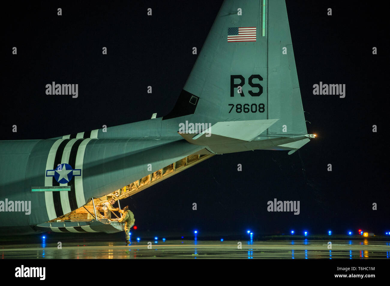 Avieri dal 37th Airlift Squadron a bordo di una C-130J Super Hercules durante l'esercizio una rapida donnola a Spangdahlem Air Base, Germania, 25 aprile 2019. Il aviatori e di aeromobili in avanti qui dispiegato per simulare il funzionamento in un austero airfield ambiente. (U.S. Air Force photo by Staff Sgt. Jonathan Snyder) Foto Stock